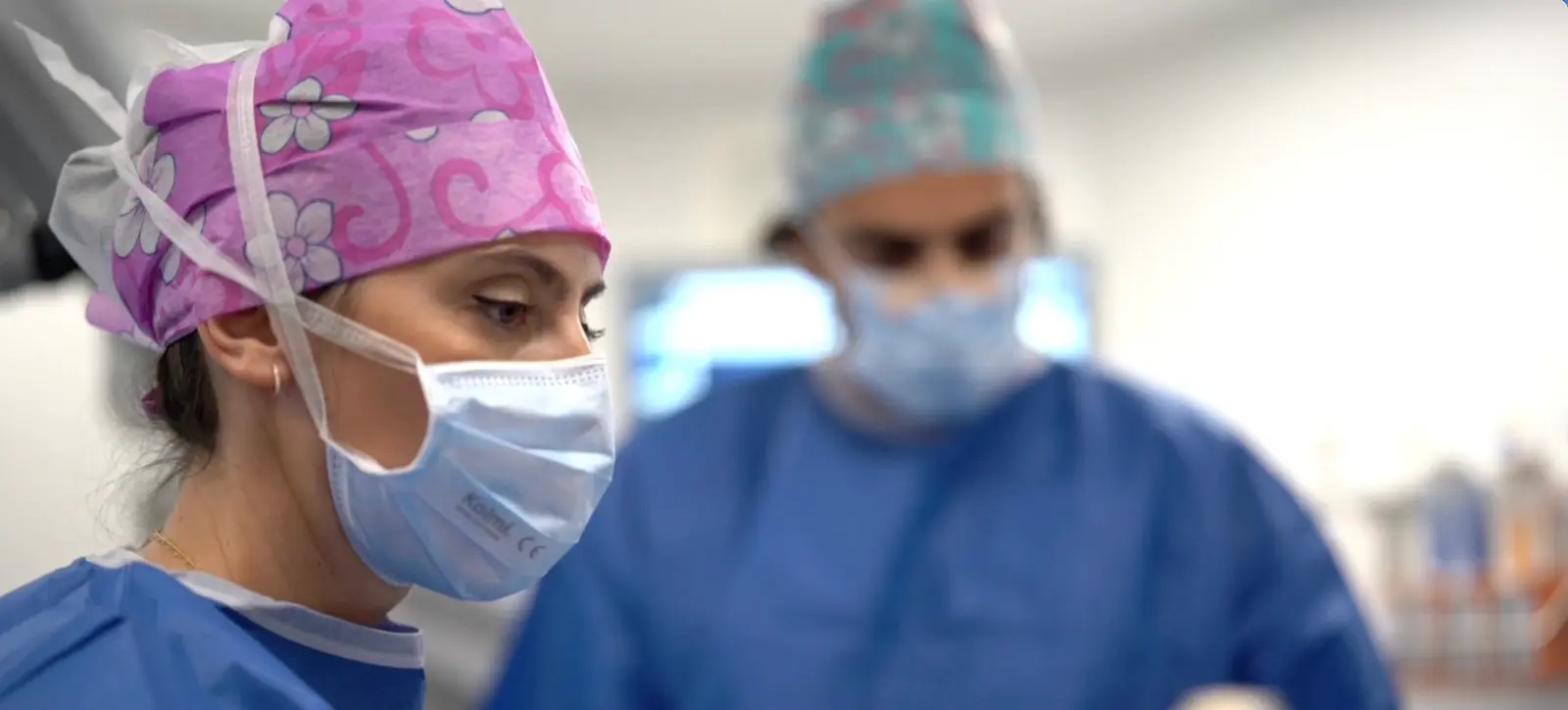 Le Dr Salomé Egri au bloc opératoire, en tenue chirurgicale