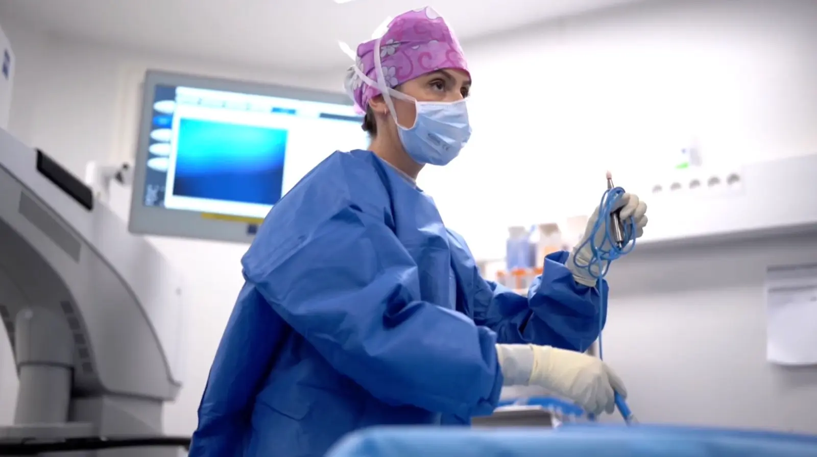 Le Dr Salomé Egri au bloc opératoire, un instrument chirurgical à la main