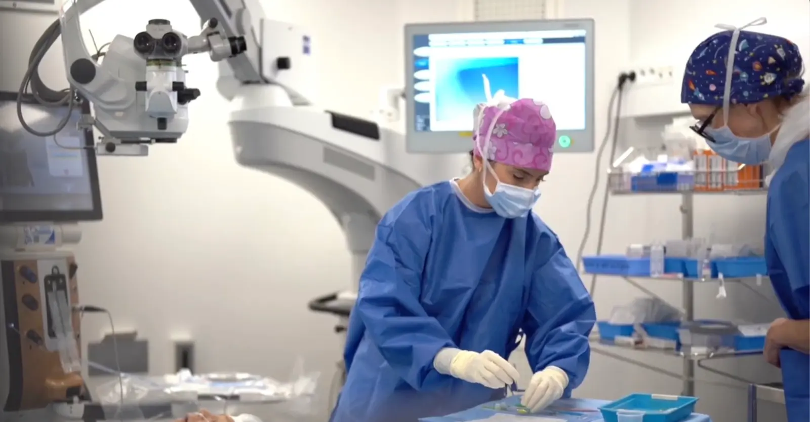 Le Dr Salomé Egri au bloc opératoire, en tenue chirurgicale, préparant ses instruments