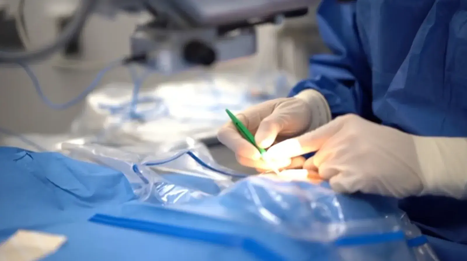 Des gestes précis réalisés sous microscope, au bloc opératoire, sur un champ stérile.
