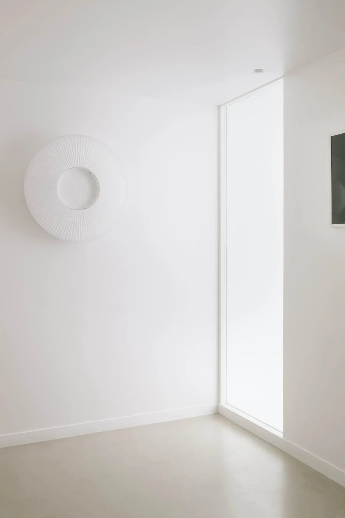 Un détail de l'espace d'attente du cabinet, avec une horloge au mur.