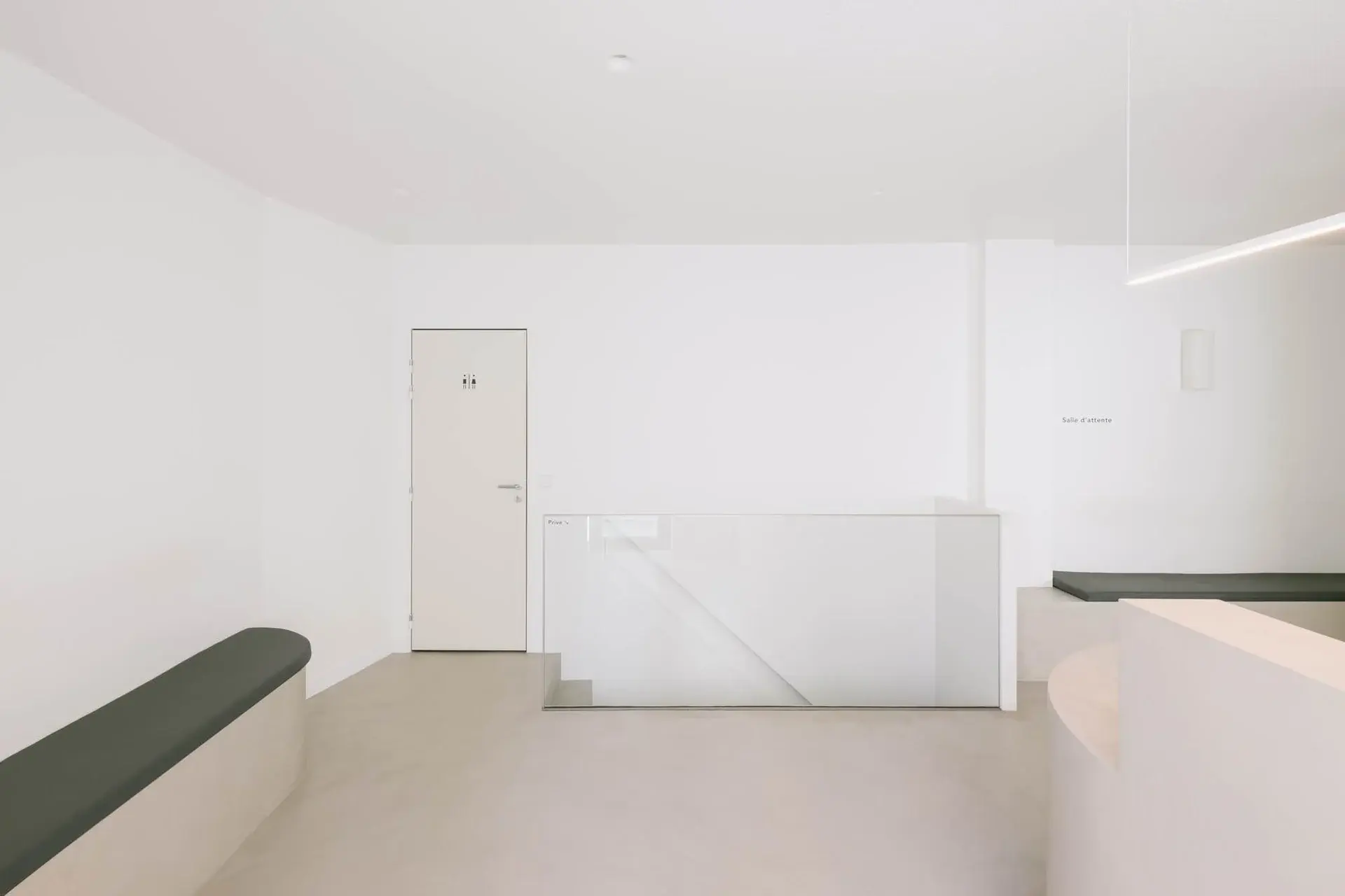 L'espace d'attente et sa banquette à Dumoncel Ophtalmologie.