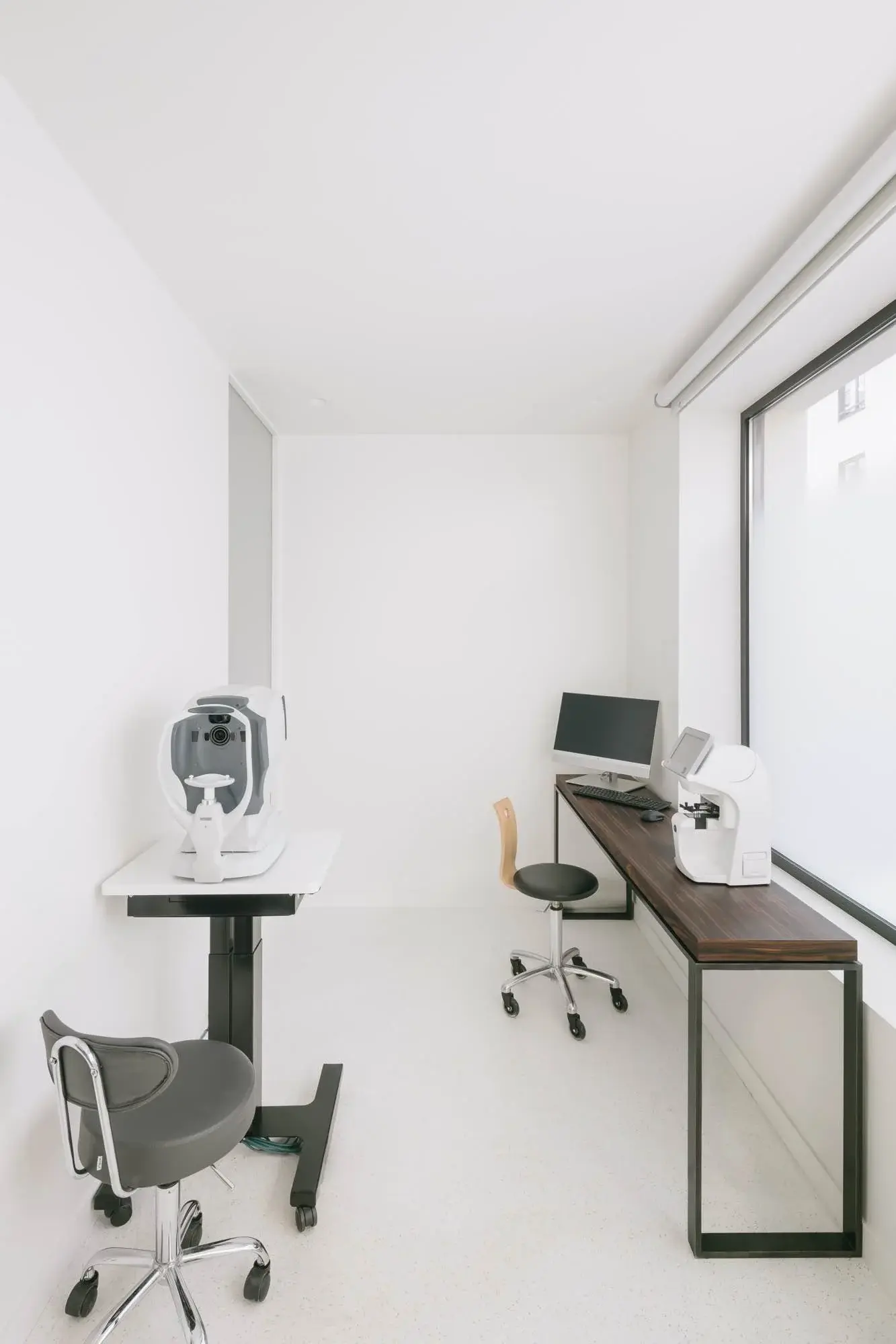 La salle de consultation et ses équipements à Dumoncel Ophtalmologie.