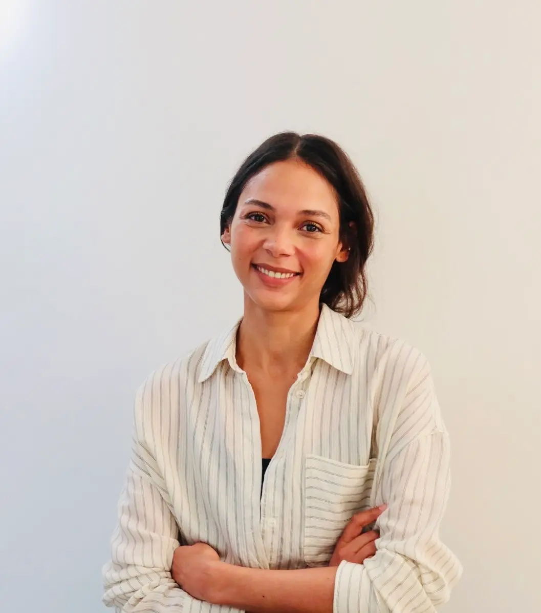 Portrait du Dr Daphné Dedieu, souriante, bras croisés.